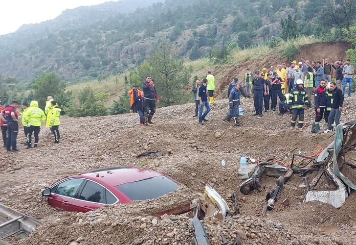 
Kara yolunda heyelan! İki araç toprak altında kaldı... 1 kişi hayatını kaybetti
