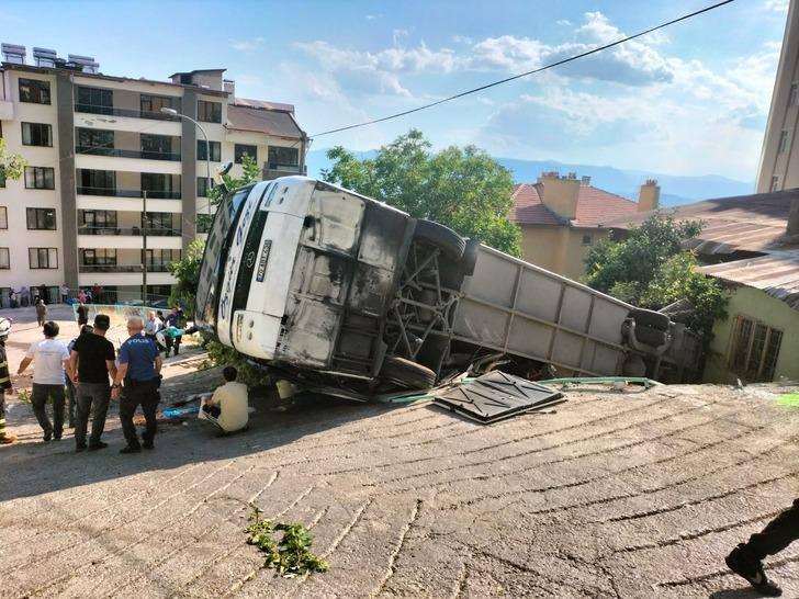 
Karaman'da feci kaza! Tur otobüsü, evin bahçesine devrildi: 24 yaralı
