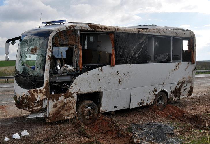 
Kayseri'de cezaevi nakil aracı devrildi! 1 mahkum öldü, 13 yaralı
