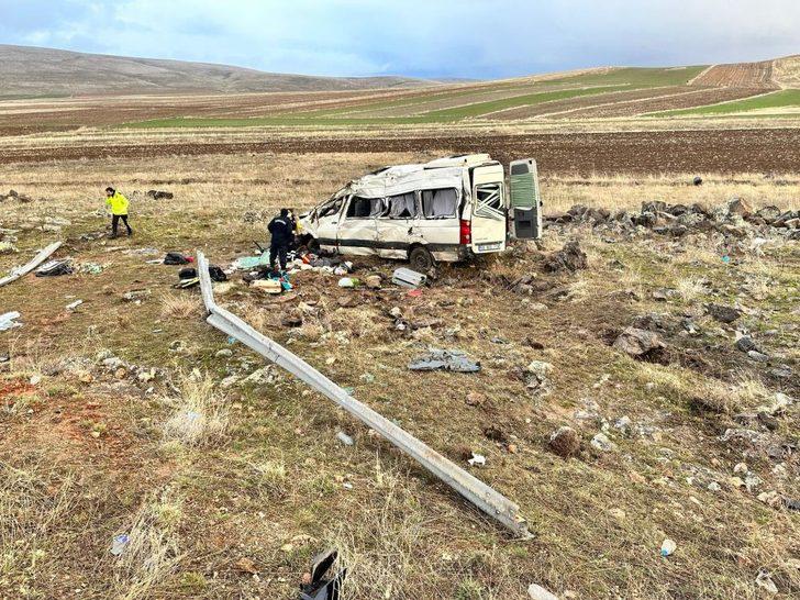 
Kayseri'de minibüs şarampole uçtu: 2 ölü, 7 ağır yaralı
