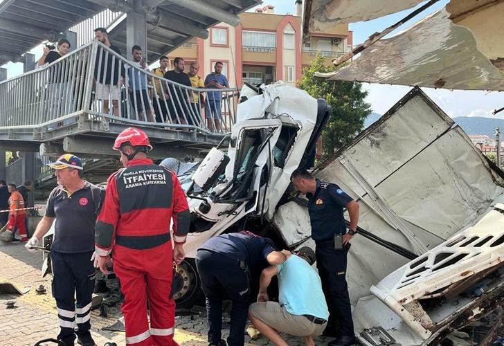 
Korkunç kaza! Kontrolden çıkan TIR üst geçidin ayağına çarptı... Sürücü hayatını kaybetti
