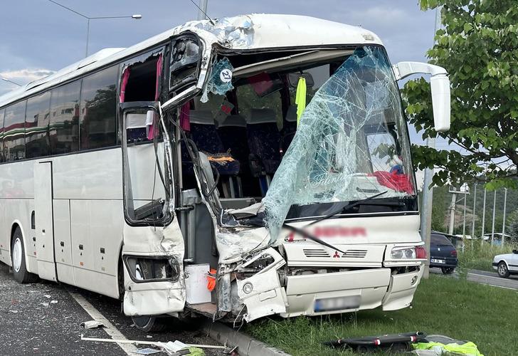 
Kütahya'da işçileri taşıyan otobüsler çarpıştı: 11 yaralı!
