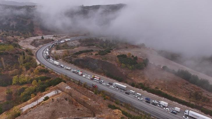 
Makaslayan tır karayolunu kapattı! Kilometrelerce araç kuyruğu oluştu
