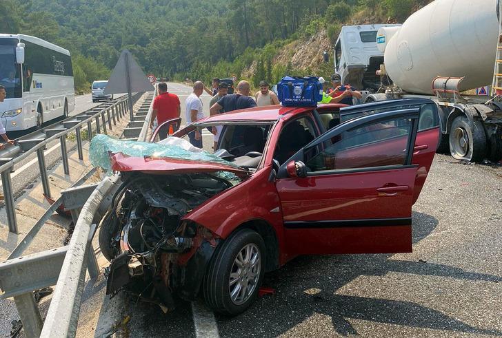 
Marmaris'te feci kaza! Yol kenarında duran beton mikserine çarptı: 1 ölü, 1 yaralı
