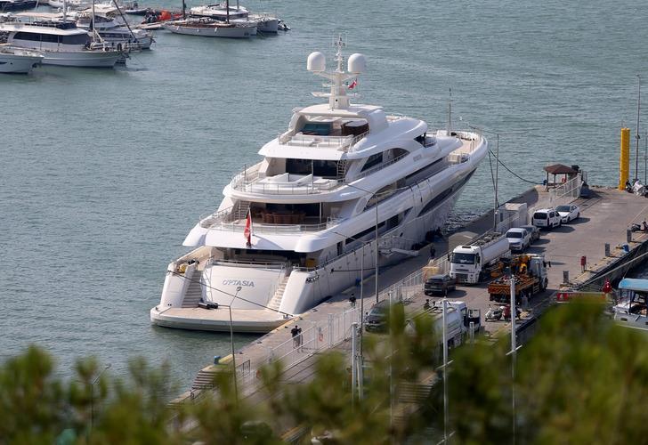 
Mega yat, Muğla'ya demir attı! Haftalık kirası dudak uçuklattı
