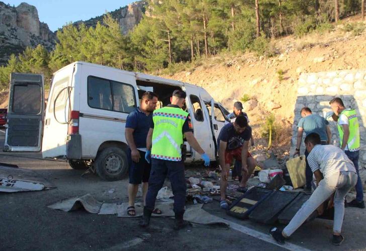 
Mersin'de minibüs şarampole devrildi: 1 kişi öldü, 14 kişi yaralandı
