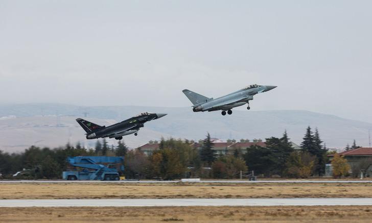 
Milli Savun Bakanı Güler duyurdu! 40 Eurofighter savaş uçağı alınacak
