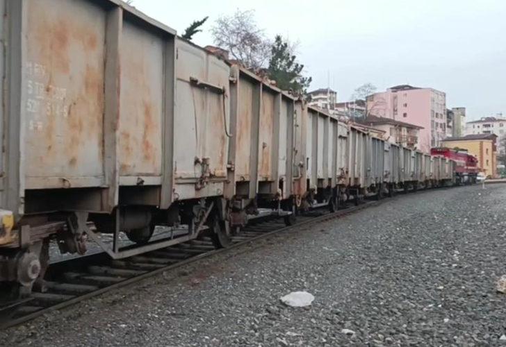 
Odun yüklü 20 vagon Karabük'ten deprem bölgesine gitmek üzere yola çıktı
