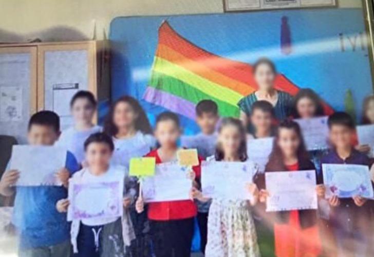 
Öğrencilerle LGBT bayrağı önünde hatıra fotoğrafı! Bakan duyurdu... O öğretmen hakkında yasal işlem başlatıldı 'Kötü örnekler...'
