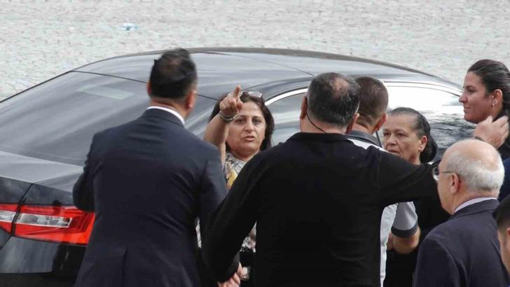 
Özgü Özel'e sürpriz protesto: 'Kılıçdaroğlu sana ekmek yedirdi'
