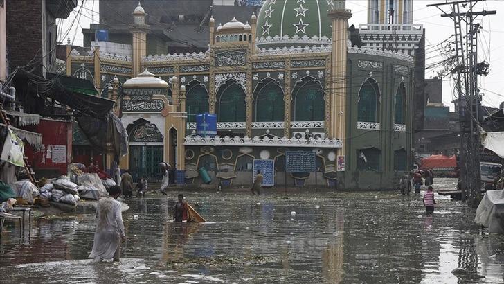 
Pakistan ve Hindistan'da Biparjoy siklon fırtınası alarmı! 55 bin kişi tahliye edildi
