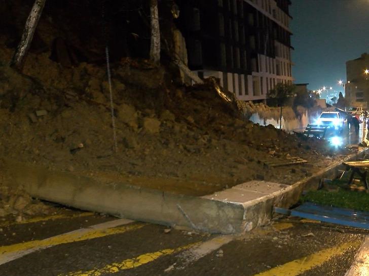 
Pendik'te bir cadde trafiğe kapatıldı! Okulun istinat duvarı yola çöktü!
