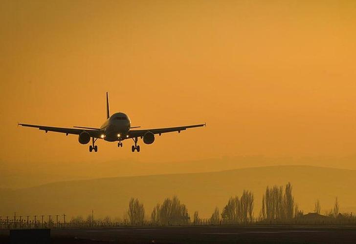 
Pilot 'Teknik arıza nedeniyle geri dönüyoruz' anonsu yaptı, gerçek çok başka çıktı! Polisler uçağa gelince...
