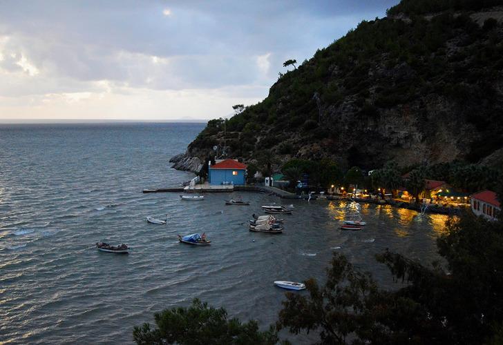 
Plajdaki masalarda da yasaklandı! Meşhur tatil beldesinde flaş 'alkol satışı' kararı: Restoranlarda...
