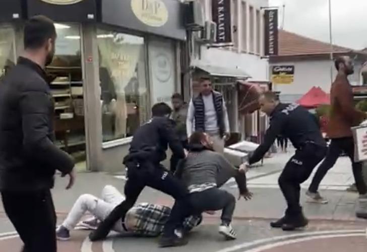 
Polise yumruk attı! Vatandaşların linç girişiminden yumruk attığı polis kurtardı
