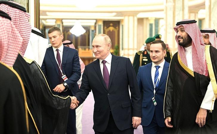 
Putin, Suudi Arabistan Veliaht Prensi Selman ile bir araya geldi
