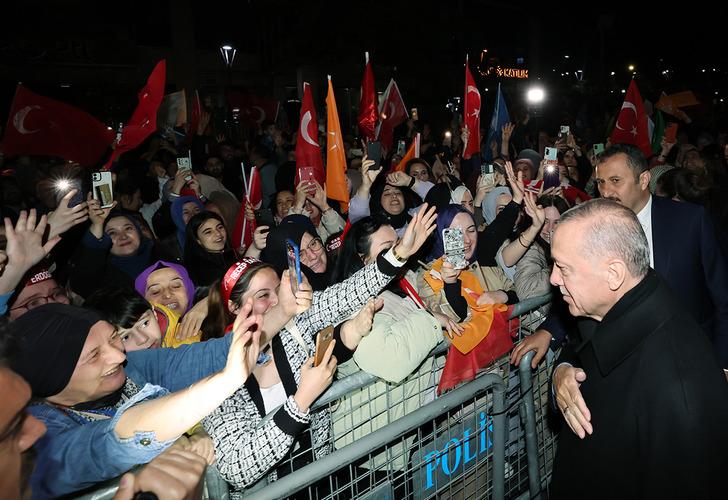 
Recep Tayyip Erdoğan, Kısıklı'daki konutundan ayrıldı! Vatandaşlardan yoğun ilgi...
