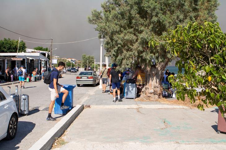 
Rodos Adası'ndaki orman yangınında Türk vatandaşları tahliye edildi!
