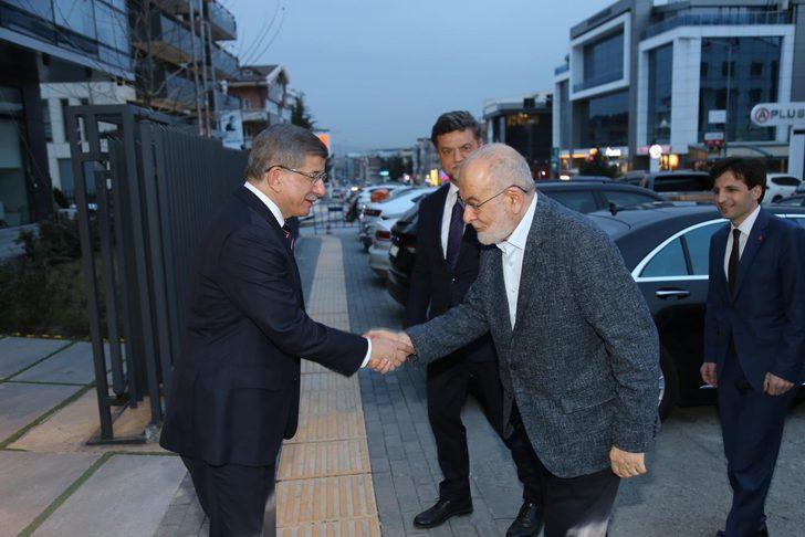 
Saadet Partisi lideri Temel Karamollaoğlu, Gelecek Partisi Genel Başkanı Ahmet Davutoğlu'nu ziyaret etti
