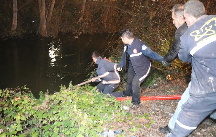 
Sakarya'da derede bulundu! 3 kilometre suda sürüklenen ceseti AFAD ekipleri çıkarttı
