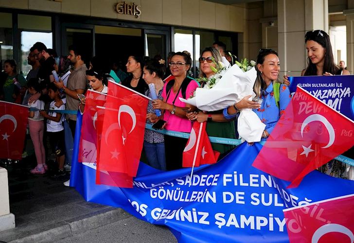 
Şampiyon olan A Milli Kadın Voleybol Takımı'nın tarifeli uçakla Türkiye'ye gelmesine İsmail Saymaz'dan tepki! ''Siz bunu yaparken utanmıyor musunuz?''
