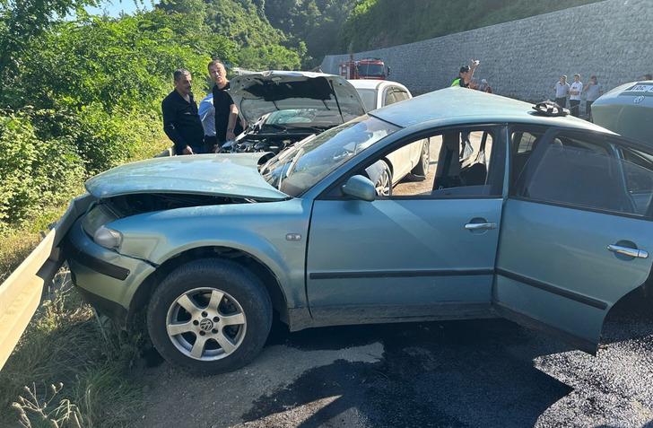 
Samsun'da feci kaza! Kontrolden çıkan araç karşı şeride savruldu: 1 ölü, 4 yaralı
