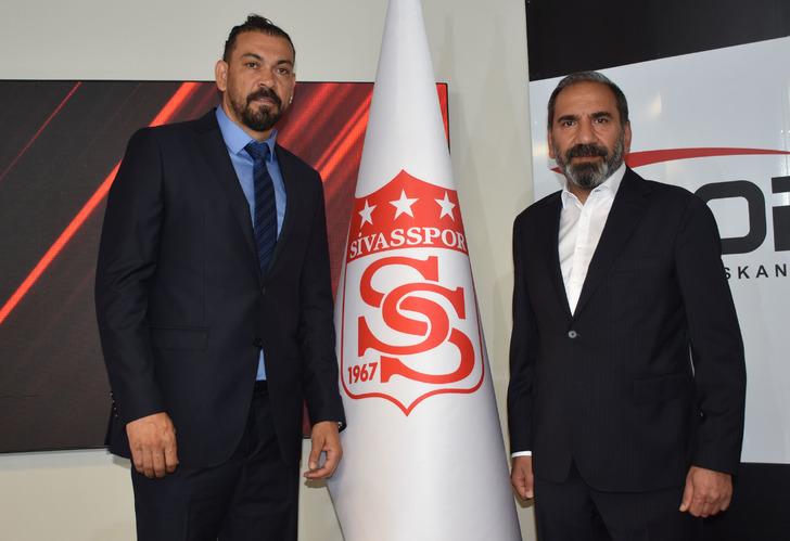 
Sivasspor, Servet Çetin ile sözleşme imzaladı
