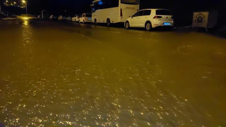 
Sokaklar göle döndü, araçlar zor anlar yaşadı! Şiddetli yağış İstanbul'un kapısına dayandı
