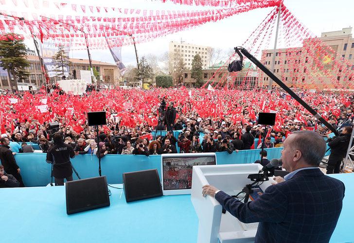 
Son dakika: Cumhurbaşkanı Erdoğan konuşmasını kesip o pankartı okudu! 'Aşıksan vur saza, Togg'un varsa bas gaza'
