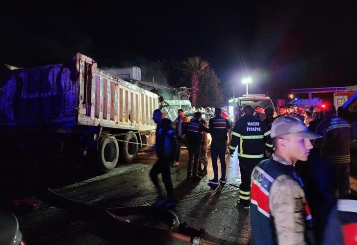 
Son dakika: Hatay'da katliam gibi kaza! Kamyon, asker uğurlayan kalabalığa daldı... Çok sayıda ölü ve yaralı var
