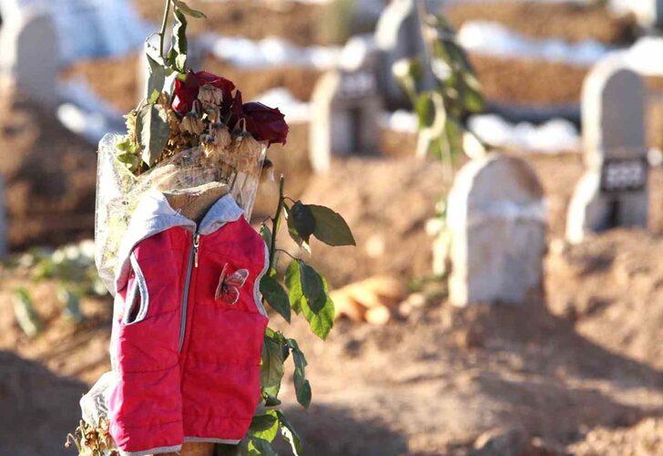 
Son giydiği kıyafet... Her kare gözyaşlarına boğdu! Deprem felaketinin ardından mezarlıkta yürek yakan manzara
