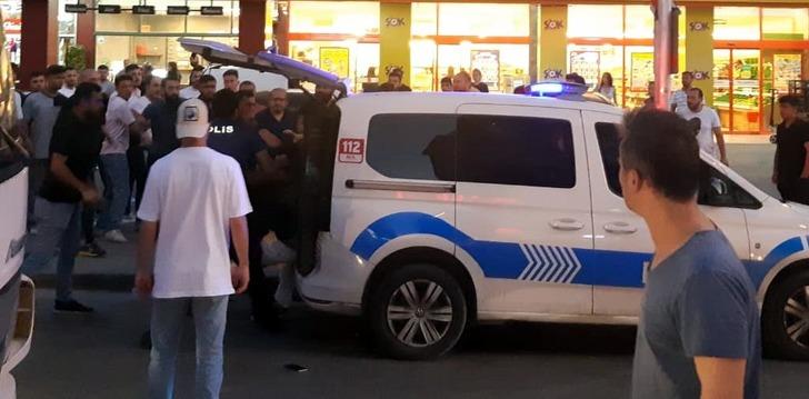 
Tacizciye sokak ortasında tekme tokat dayak! Polis havaya ateş açarak kurtardı
