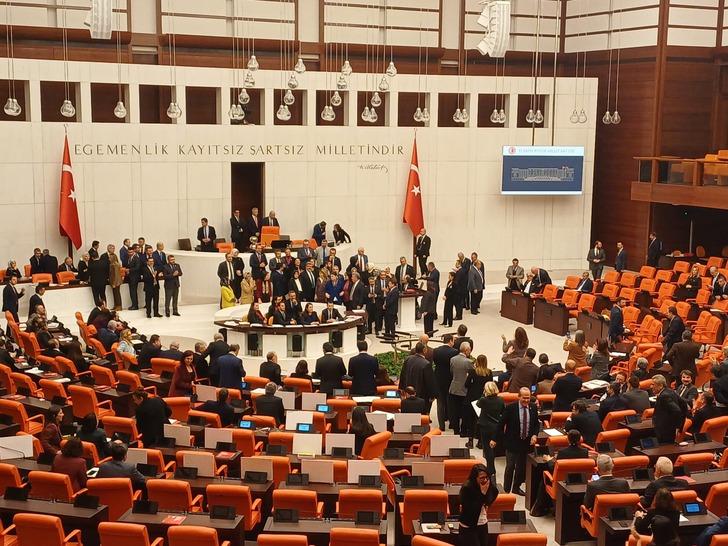 
TBMM'de tansiyon artıran 'gülme' polemiği! Kadın cinayetleri konuşulurken AK Partililer salonu terk etti! 'Zaten durmalarının da bir anlamı yok