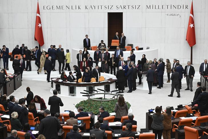 
TBMM'de yaşanan tartışmanın ardından Özlem Zengin, Gülizar Biçer Karaca'yı istifaya davet etti: Bakanımızı çok yakışıksız bir şekilde adeta azarlamaya kalkıştı
