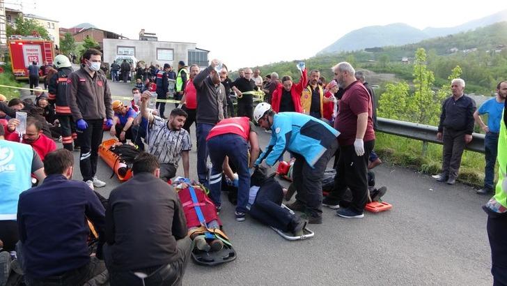 
Trabzon'da feci kaza! 4 kişi hayatını kaybetti... Kaza sonrası ortaya çıkan görüntüler yürekleri dağladı
