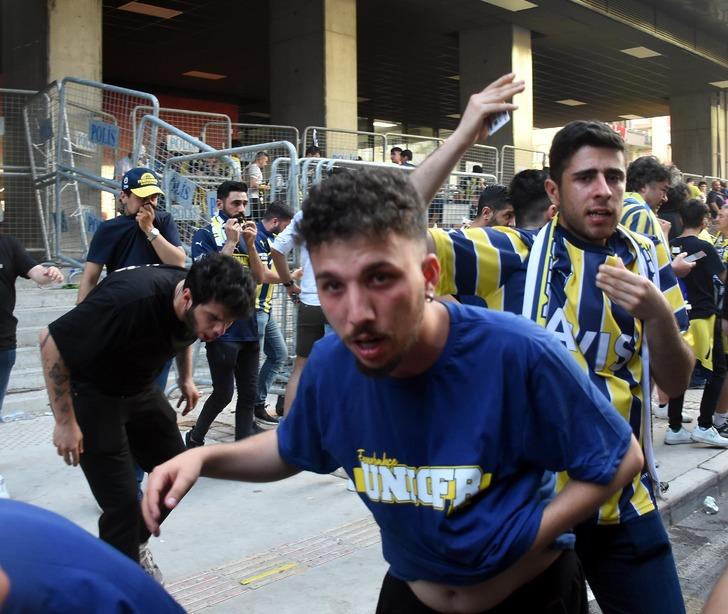 
Türkiye Kupası finalinden önce arbede! Polis biber gazıyla müdahale etti...
