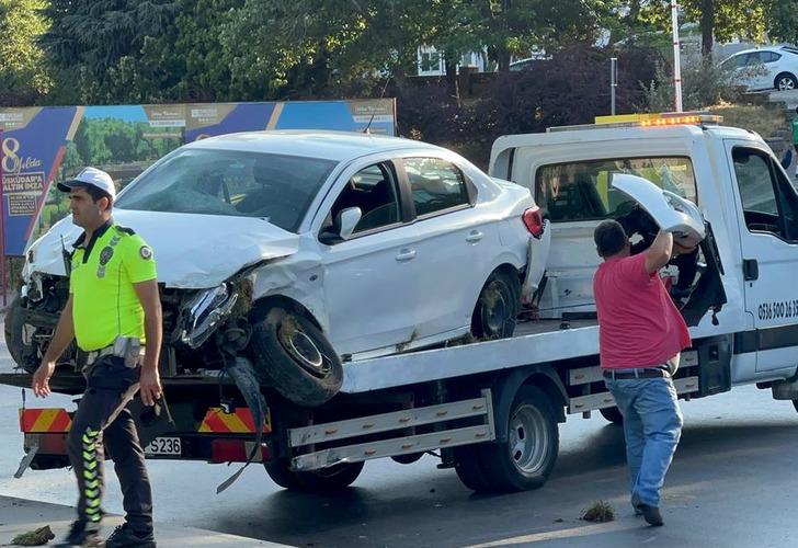 
Üsküdar'da otomobil kaldırıma çarparak savruldu: 3 kişi yaralandı
