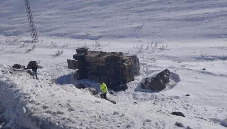 
Van'da askeri araç devrildi: 1'i ağır 6 yaralı
