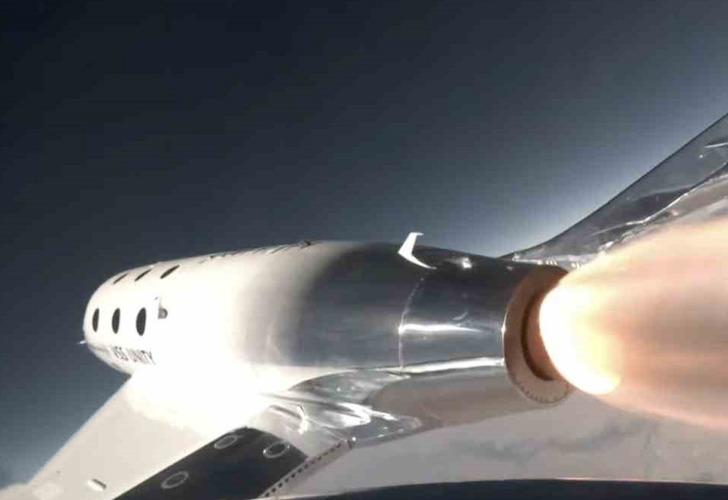 
Virgin Galactic uzaya ilk kez turist taşıdı! Yolcuğun bedeli ise dudak uçuklattı
