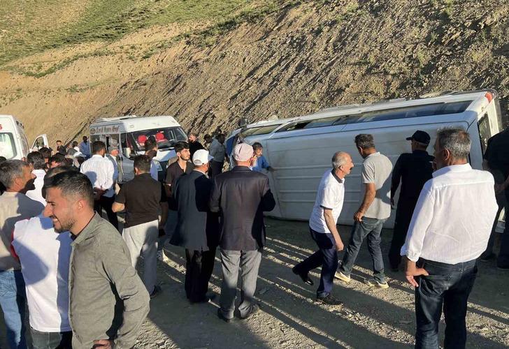 
Yaylaya gidenleri taşıyan minibüs takla attı: Çok sayıda kişi yaralandı
