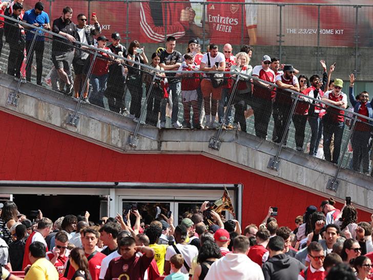 
Yeni sezon formasındaki hata, satışları durdurdu! Premier Lig devinde ilginç olay...
