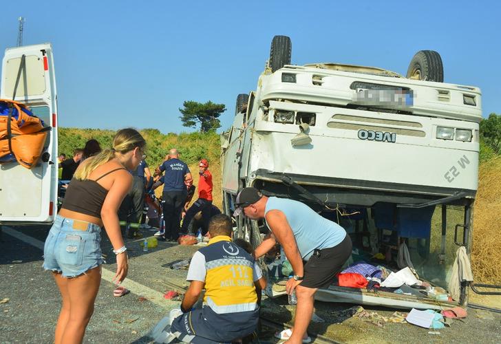 
Yürekleri ağza getiren kaza! Dolu midibüs ters döndü: Çok sayıda yaralı var
