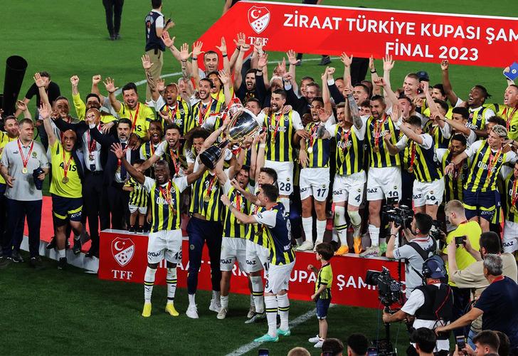 
Ziraat Türkiye Kupası'nda seremonide dikkat çeken detay! Fenerbahçe 5 yıldızı formayla sahaya çıktı
